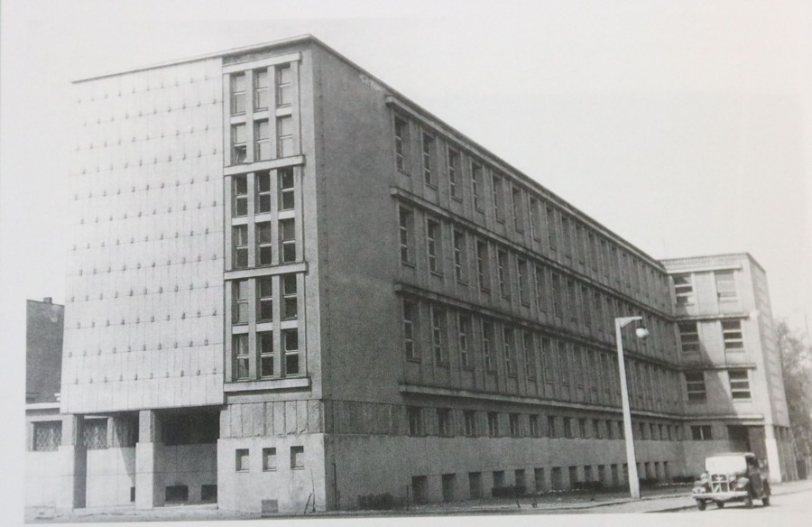 Tajemnice Bielska-Białej. Nieznana historia budowy czerwonej szkoły przy Stalina ZDJĘCIA