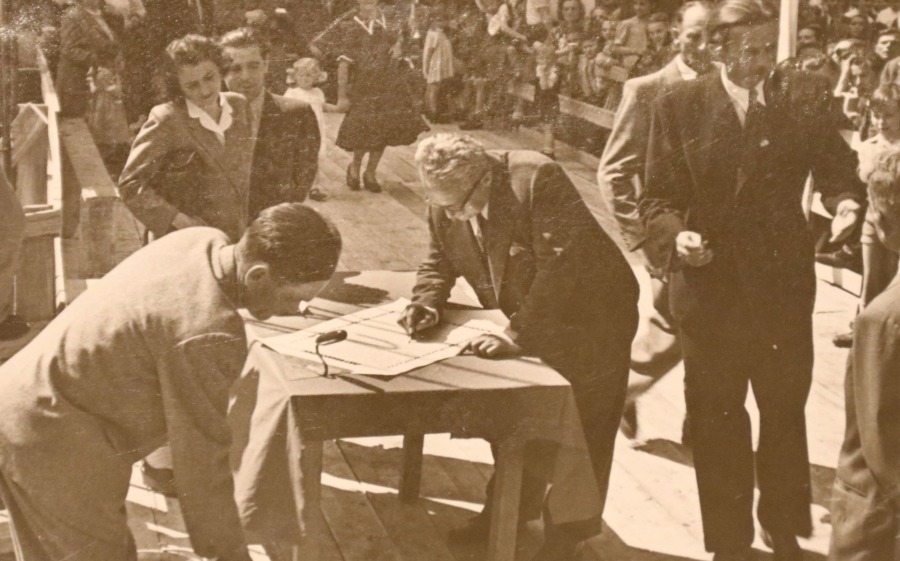 Tajemnice Bielska-Białej. Nieznana historia budowy czerwonej szkoły przy Stalina ZDJĘCIA