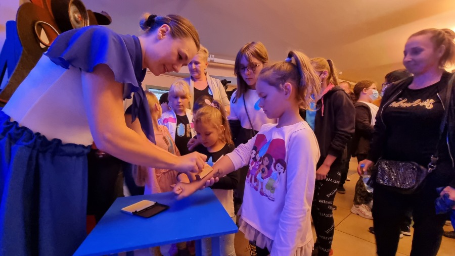 Finał wakacyjnej akcji Aqua SA. Teatralna podróż Małych Kropelek ZDJĘCIA