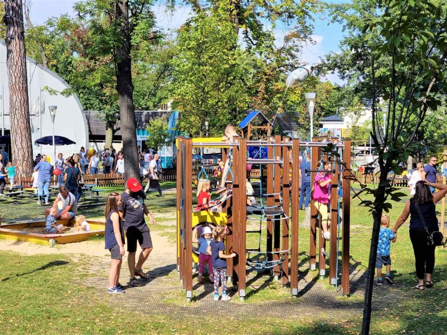 Tłumy w Parku Słowackiego. Można wygrać zaproszenia do parków rozrywki i restauracji ZDJĘCIA