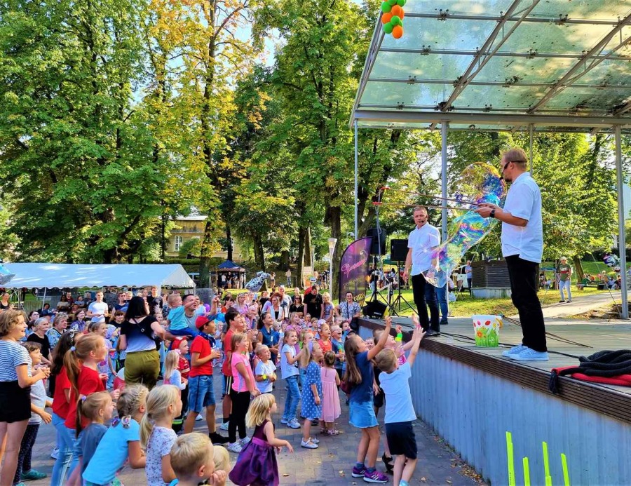 Tłumy w Parku Słowackiego. Można wygrać zaproszenia do parków rozrywki i restauracji ZDJĘCIA