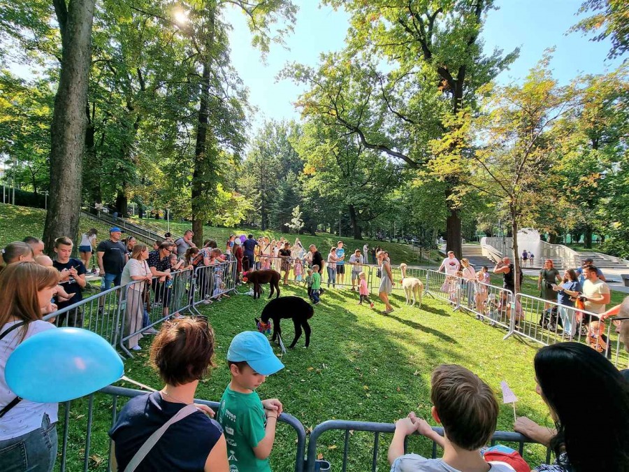 Tłumy w Parku Słowackiego. Można wygrać zaproszenia do parków rozrywki i restauracji ZDJĘCIA