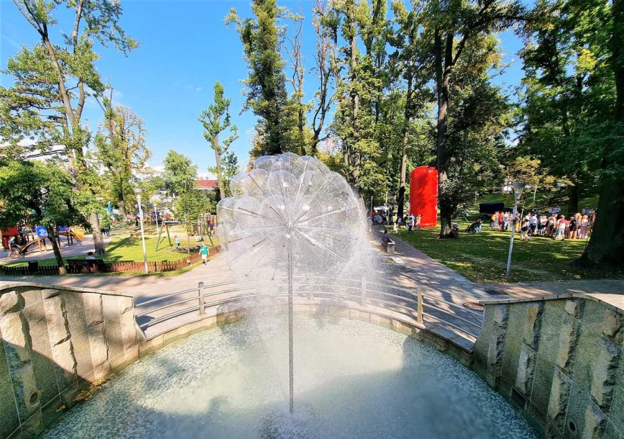 Tłumy w Parku Słowackiego. Można wygrać zaproszenia do parków rozrywki i restauracji ZDJĘCIA
