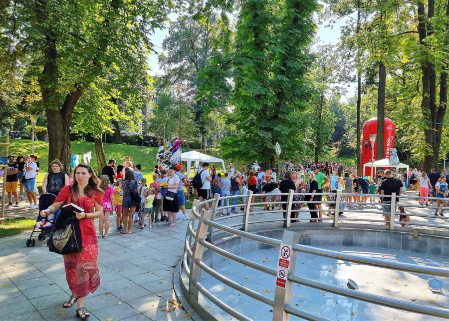 Tłumy w Parku Słowackiego. Można wygrać zaproszenia do parków rozrywki i restauracji ZDJĘCIA