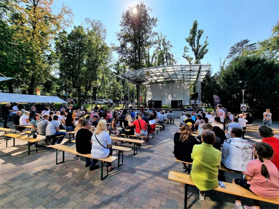 Tłumy w Parku Słowackiego. Można wygrać zaproszenia do parków rozrywki i restauracji ZDJĘCIA