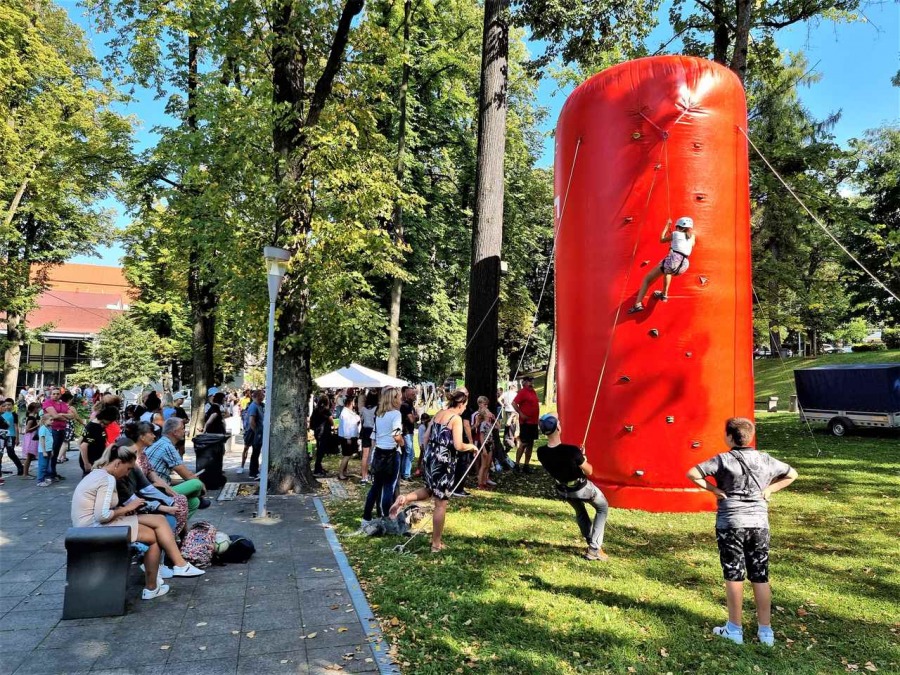 Tłumy w Parku Słowackiego. Można wygrać zaproszenia do parków rozrywki i restauracji ZDJĘCIA