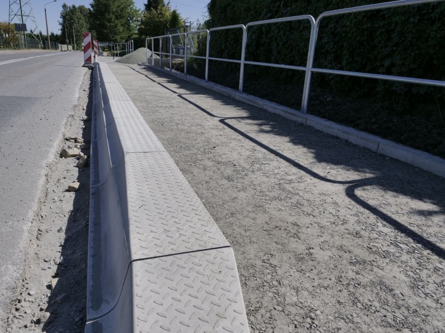 Na przystankach montują krawężniki peronowe. Nowe standardy na ulicach Bielska-Białej?