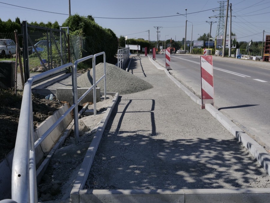 Na przystankach montują krawężniki peronowe. Nowe standardy na ulicach Bielska-Białej?