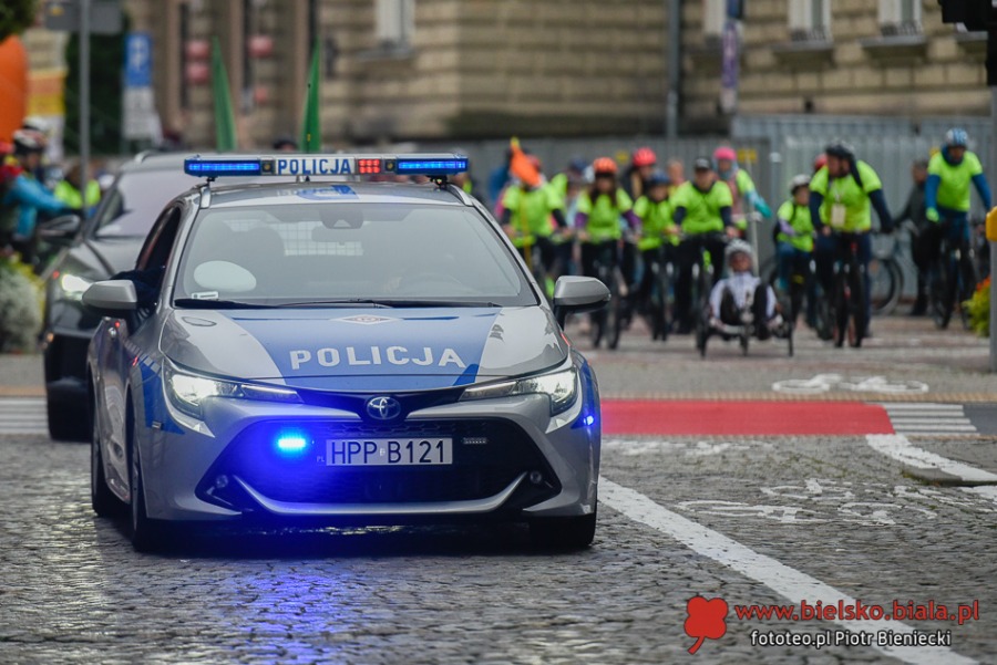 Tłum rowerzystów ruszył sprzed ratusza. Świetna zabawa z nagrodami ZDJĘCIA