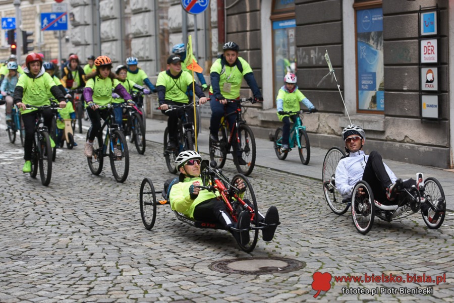 Tłum rowerzystów ruszył sprzed ratusza. Świetna zabawa z nagrodami ZDJĘCIA