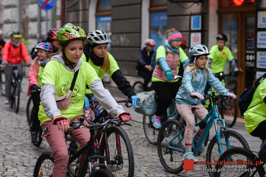 Tłum rowerzystów ruszył sprzed ratusza. Świetna zabawa z nagrodami ZDJĘCIA