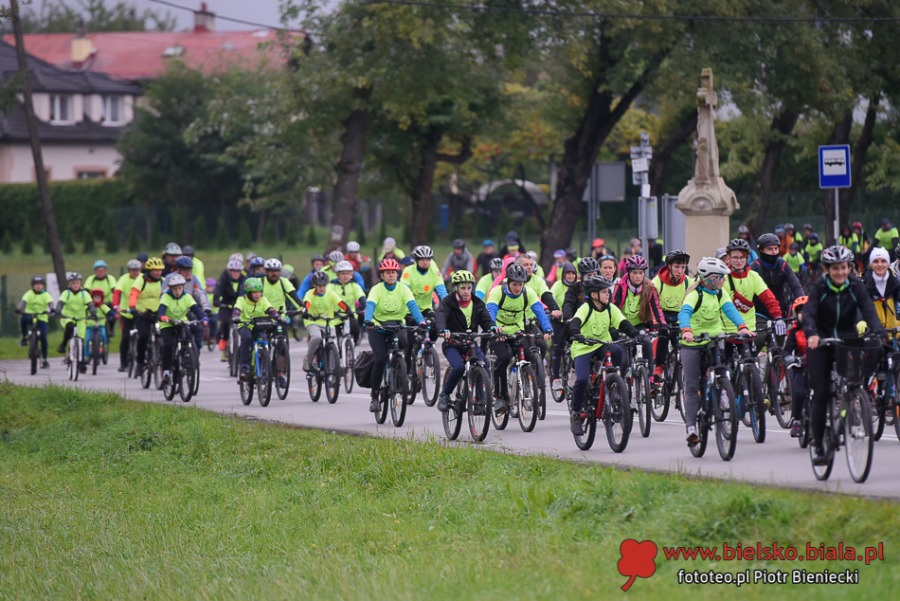 Tłum rowerzystów ruszył sprzed ratusza. Świetna zabawa z nagrodami ZDJĘCIA