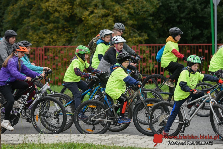 Tłum rowerzystów ruszył sprzed ratusza. Świetna zabawa z nagrodami ZDJĘCIA