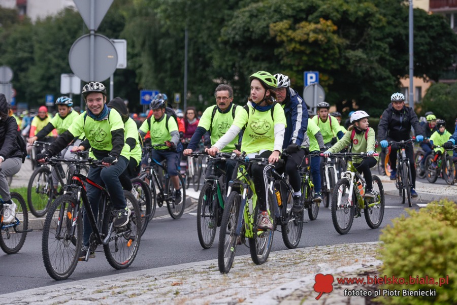 Tłum rowerzystów ruszył sprzed ratusza. Świetna zabawa z nagrodami ZDJĘCIA