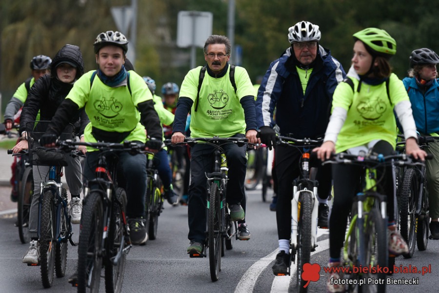 Tłum rowerzystów ruszył sprzed ratusza. Świetna zabawa z nagrodami ZDJĘCIA