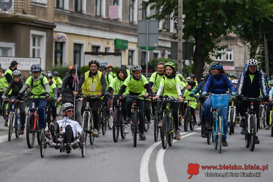 Tłum rowerzystów ruszył sprzed ratusza. Świetna zabawa z nagrodami ZDJĘCIA