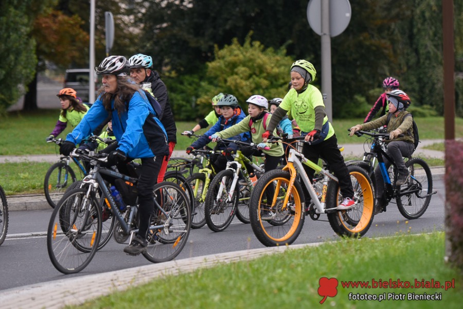 Tłum rowerzystów ruszył sprzed ratusza. Świetna zabawa z nagrodami ZDJĘCIA