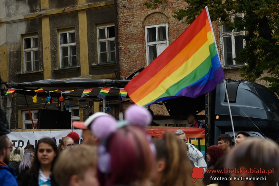 Kilkudziesięciu gniewnych ludzi. Obok tęczowa fiesta na Rynku ZDJĘCIA