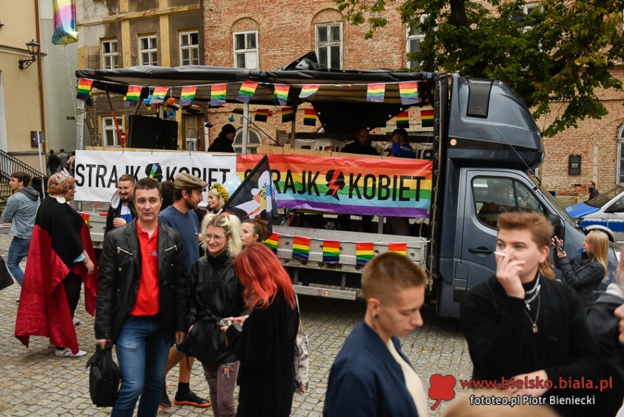 Kilkudziesięciu gniewnych ludzi. Obok tęczowa fiesta na Rynku ZDJĘCIA