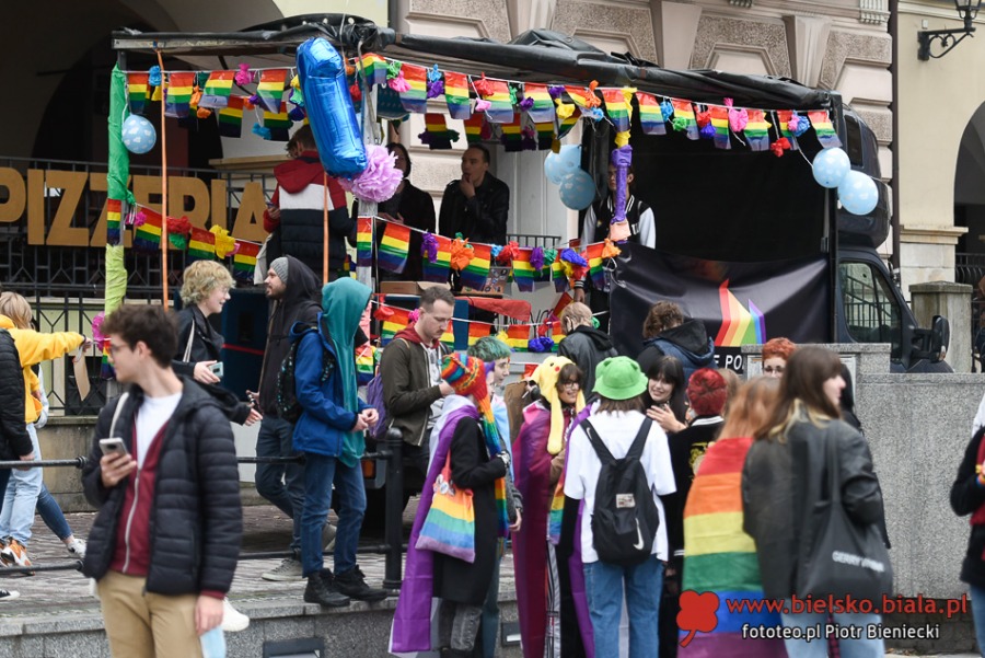 Kilkudziesięciu gniewnych ludzi. Obok tęczowa fiesta na Rynku ZDJĘCIA