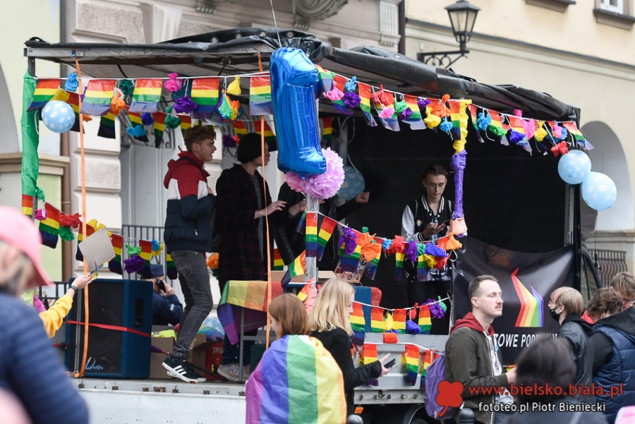 Kilkudziesięciu gniewnych ludzi. Obok tęczowa fiesta na Rynku ZDJĘCIA