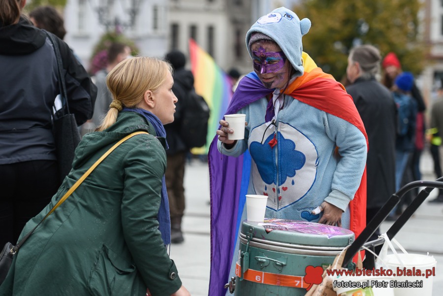 Kilkudziesięciu gniewnych ludzi. Obok tęczowa fiesta na Rynku ZDJĘCIA
