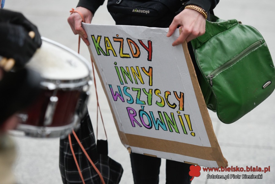 Kilkudziesięciu gniewnych ludzi. Obok tęczowa fiesta na Rynku ZDJĘCIA