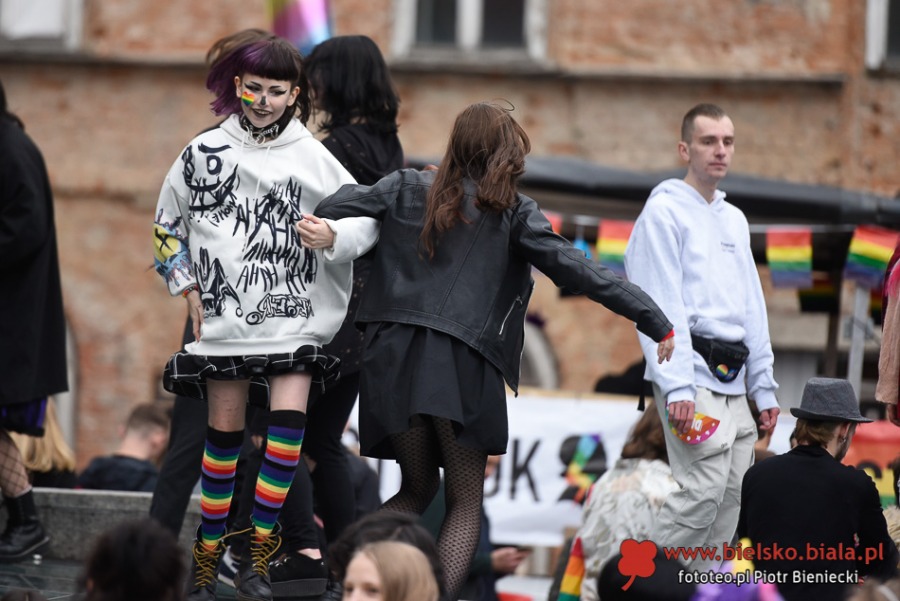 Kilkudziesięciu gniewnych ludzi. Obok tęczowa fiesta na Rynku ZDJĘCIA