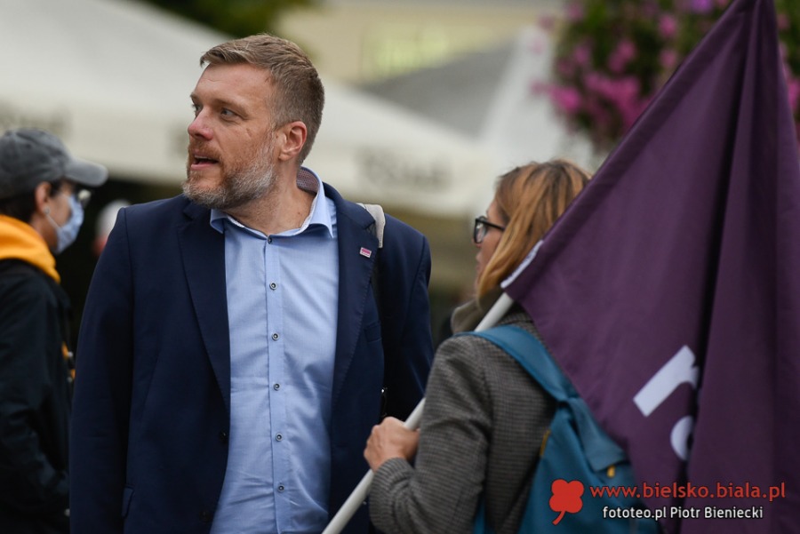 Kilkudziesięciu gniewnych ludzi. Obok tęczowa fiesta na Rynku ZDJĘCIA