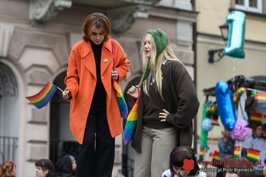 Kilkudziesięciu gniewnych ludzi. Obok tęczowa fiesta na Rynku ZDJĘCIA