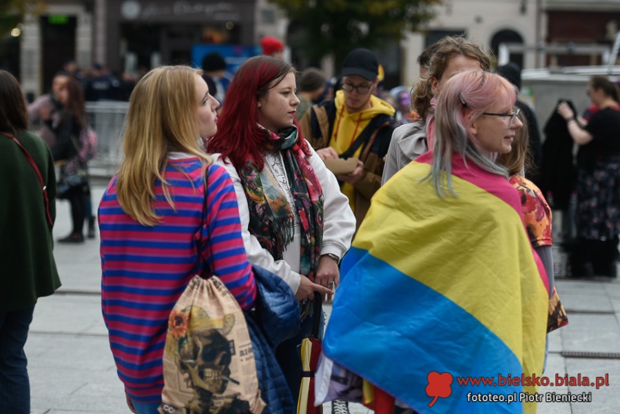 Kilkudziesięciu gniewnych ludzi. Obok tęczowa fiesta na Rynku ZDJĘCIA