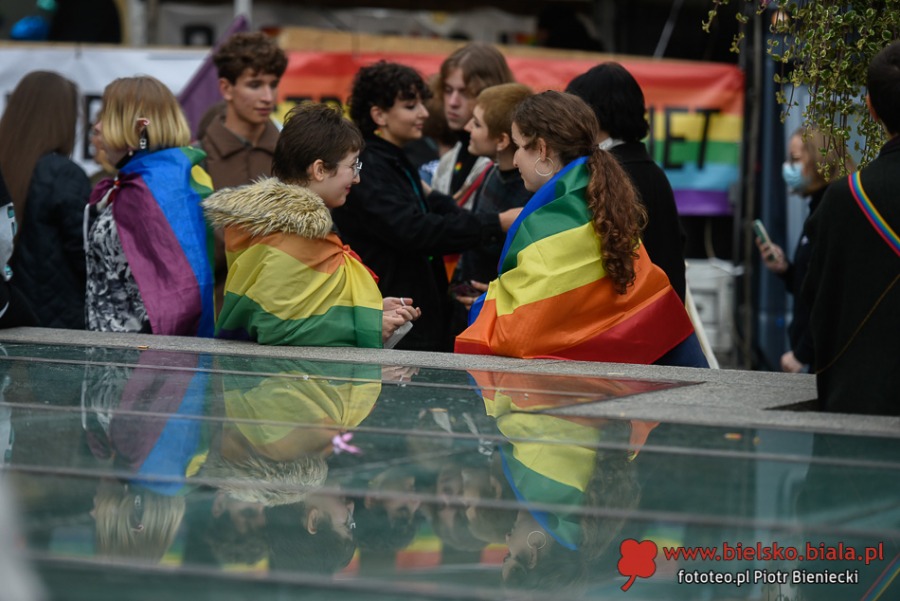 Kilkudziesięciu gniewnych ludzi. Obok tęczowa fiesta na Rynku ZDJĘCIA