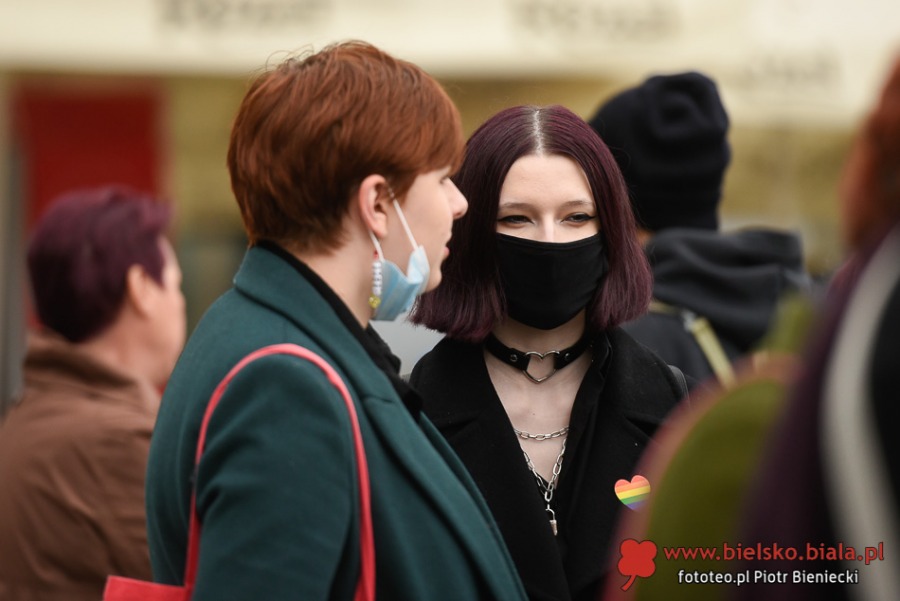 Kilkudziesięciu gniewnych ludzi. Obok tęczowa fiesta na Rynku ZDJĘCIA