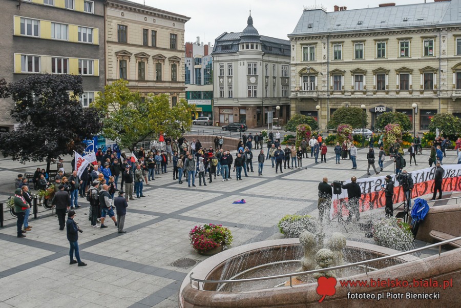Kilkudziesięciu gniewnych ludzi. Obok tęczowa fiesta na Rynku ZDJĘCIA