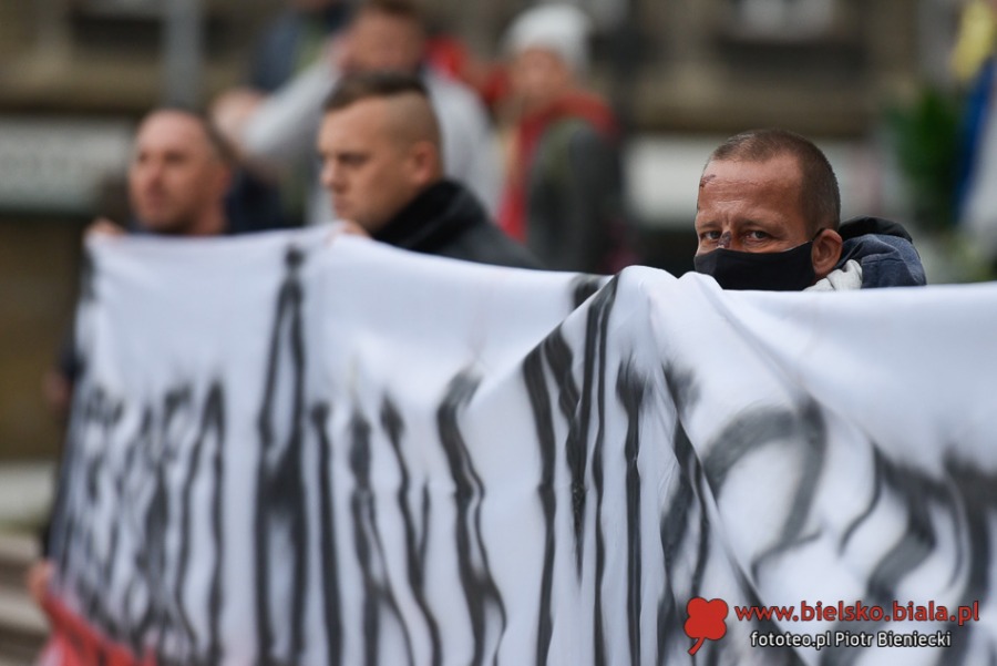 Kilkudziesięciu gniewnych ludzi. Obok tęczowa fiesta na Rynku ZDJĘCIA