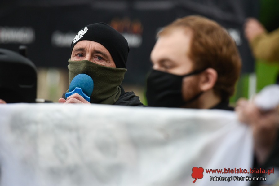 Kilkudziesięciu gniewnych ludzi. Obok tęczowa fiesta na Rynku ZDJĘCIA