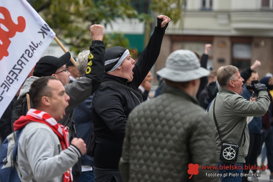 Kilkudziesięciu gniewnych ludzi. Obok tęczowa fiesta na Rynku ZDJĘCIA
