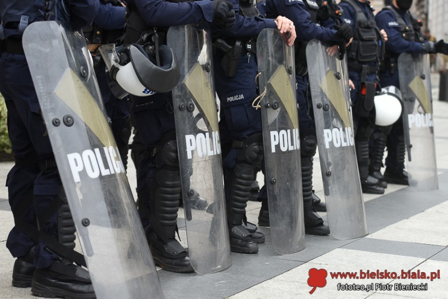 Kilkudziesięciu gniewnych ludzi. Obok tęczowa fiesta na Rynku ZDJĘCIA
