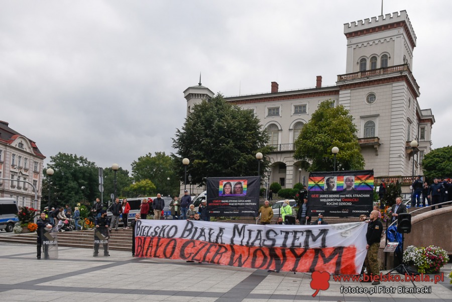Kilkudziesięciu gniewnych ludzi. Obok tęczowa fiesta na Rynku ZDJĘCIA