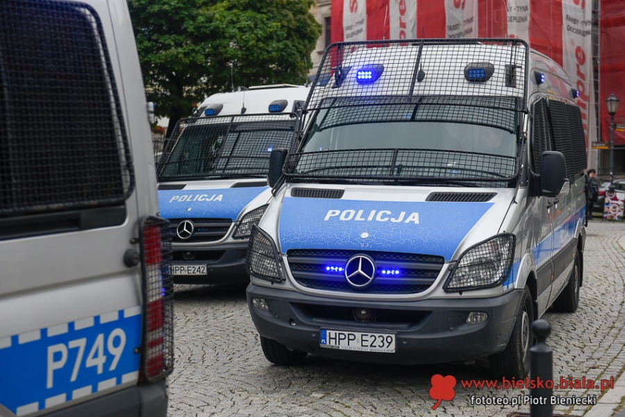 Kilkudziesięciu gniewnych ludzi. Obok tęczowa fiesta na Rynku ZDJĘCIA