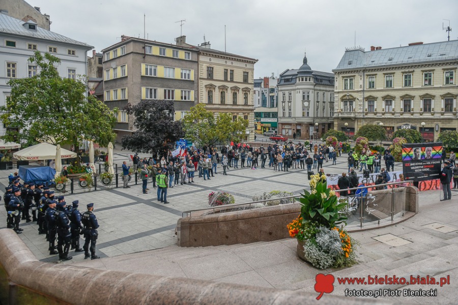 Kilkudziesięciu gniewnych ludzi. Obok tęczowa fiesta na Rynku ZDJĘCIA