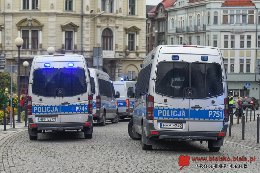 Kilkudziesięciu gniewnych ludzi. Obok tęczowa fiesta na Rynku ZDJĘCIA