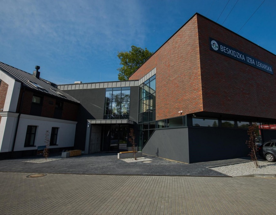 Cegła, beton i szkło. Bielsku-Białej przybył nowoczesny budynek w dobrej okolicy ZDJĘCIA