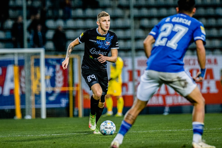 Gol na początek trudnego meczu! Fotorelacja na żywo ze stadionu w Legnicy ZDJĘCIA