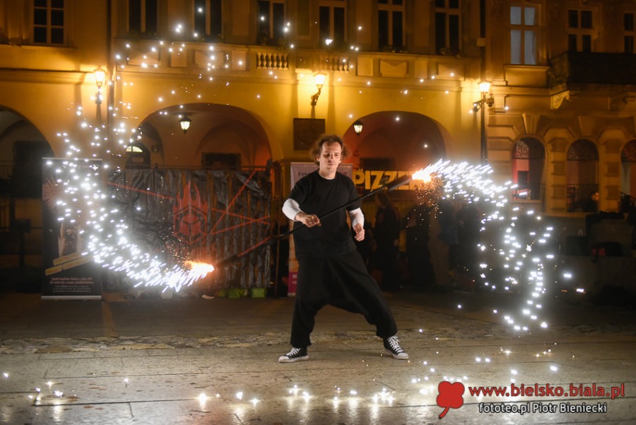 Rynek w ogniu. Takiego widowiska nikt tu jeszcze nie widział! ZDJĘCIA