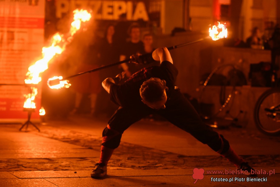 Rynek w ogniu. Takiego widowiska nikt tu jeszcze nie widział! ZDJĘCIA
