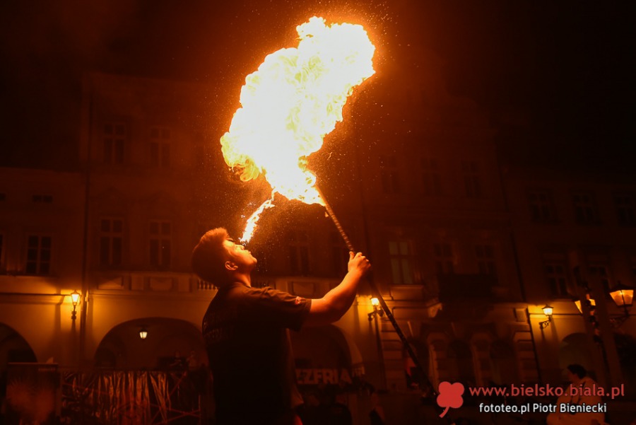 Rynek w ogniu. Takiego widowiska nikt tu jeszcze nie widział! ZDJĘCIA