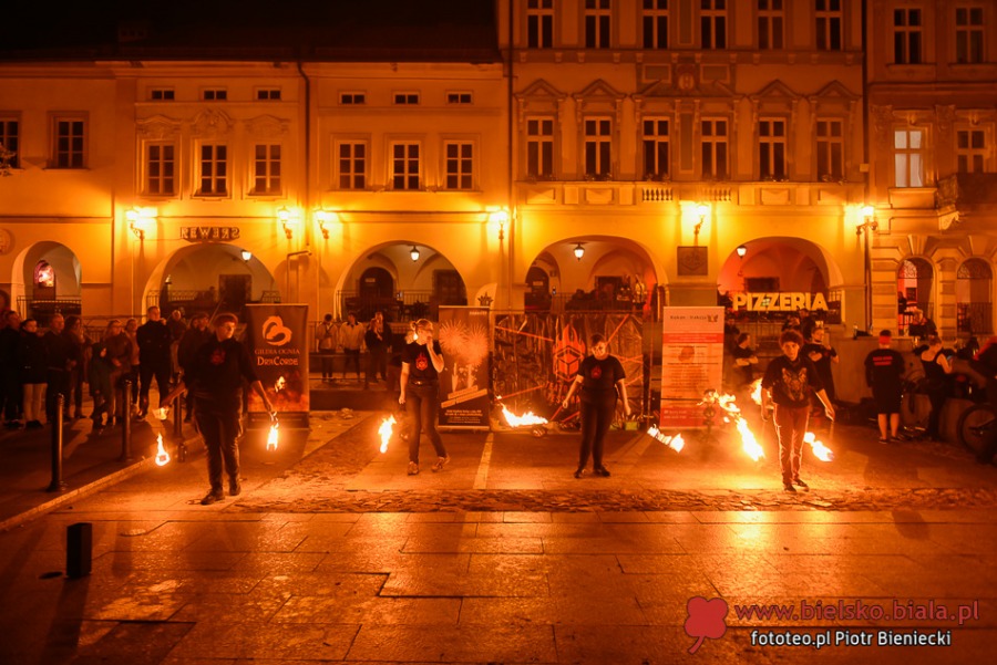 Rynek w ogniu. Takiego widowiska nikt tu jeszcze nie widział! ZDJĘCIA