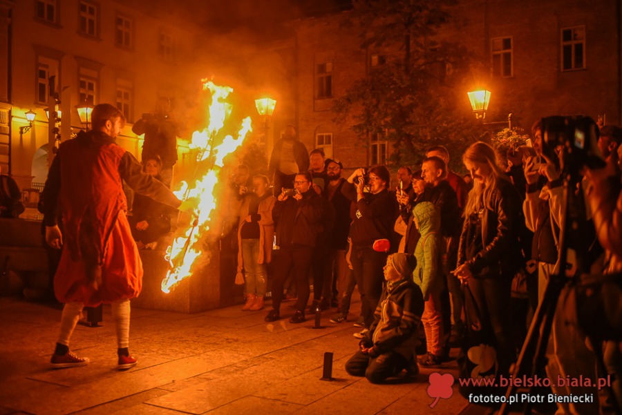 Rynek w ogniu. Takiego widowiska nikt tu jeszcze nie widział! ZDJĘCIA