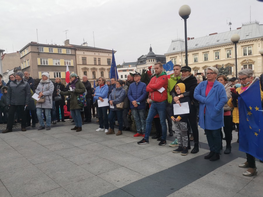Bielszczanie w obronie Polski w Unii Europejskiej. Manifestacja na placu Chrobrego ZDJĘCIA